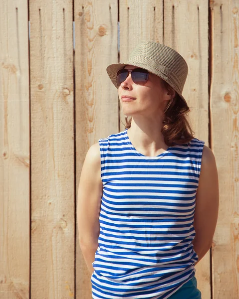 Fille dans un chapeau et des lunettes de soleil . — Photo