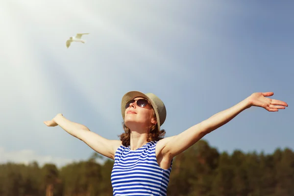 La chica en gafas de sol y un sombrero  . — Foto de Stock