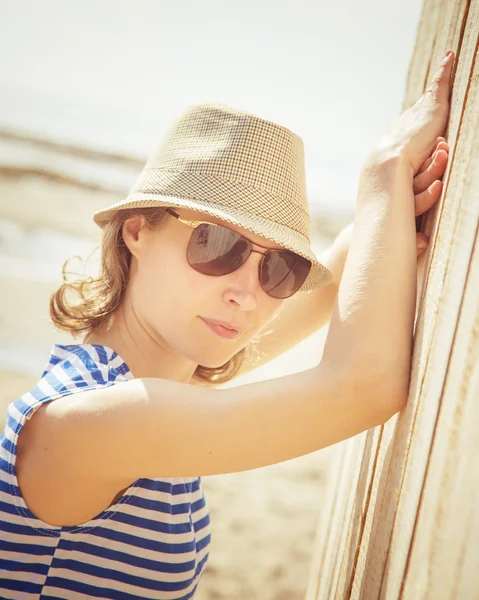Menina de chapéu e óculos de sol . — Fotografia de Stock