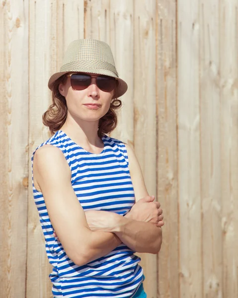 Девушка в шляпе и солнечных очках . — стоковое фото