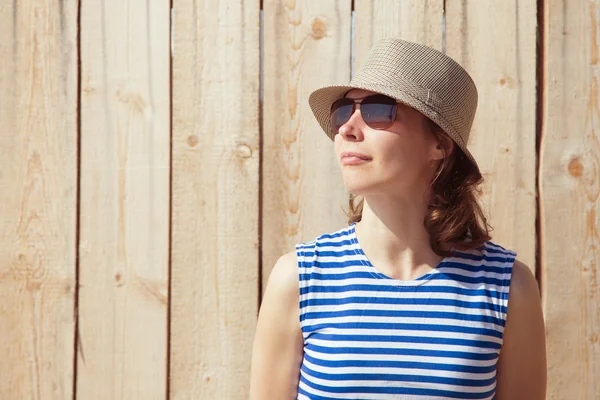 Chica en un sombrero y gafas de sol . — Foto de Stock