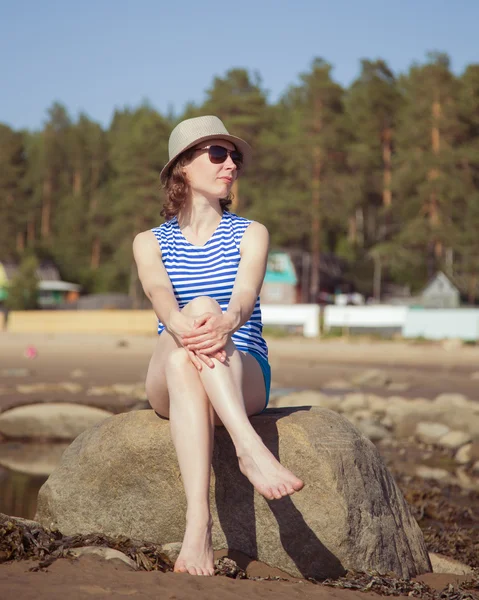 Vacker flicka sommardag. — Stockfoto