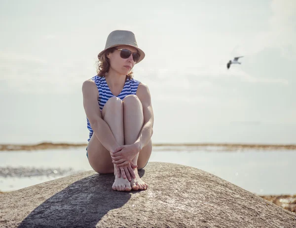 Beautiful girl summer day. — Stock Photo, Image