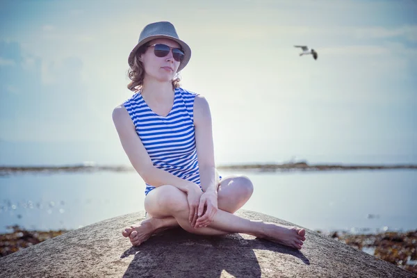 Hermosa chica en una playa . — Foto de Stock