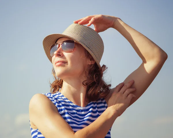 Hermosa chica en una playa . — Foto de Stock