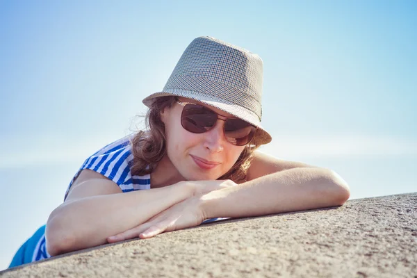 Mooi meisje op een strand. — Stockfoto