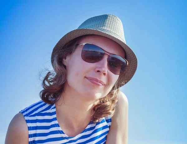 Bella ragazza su una spiaggia . — Foto Stock