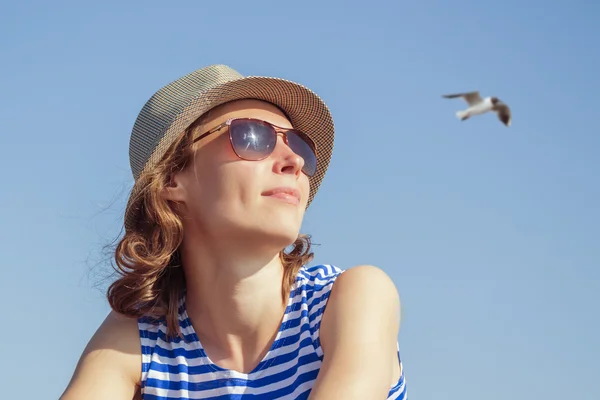 Bella ragazza su una spiaggia . — Foto Stock