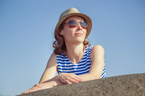 Bella ragazza su una spiaggia . — Foto Stock