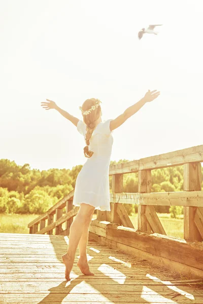 Schöne Mädchen Sommertag. — Stockfoto