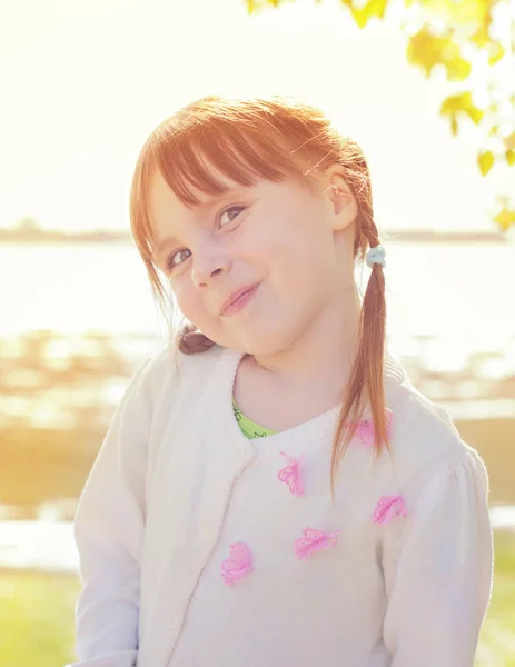 Κοκκινομάλλα χαριτωμένο κοριτσάκι. — Φωτογραφία Αρχείου