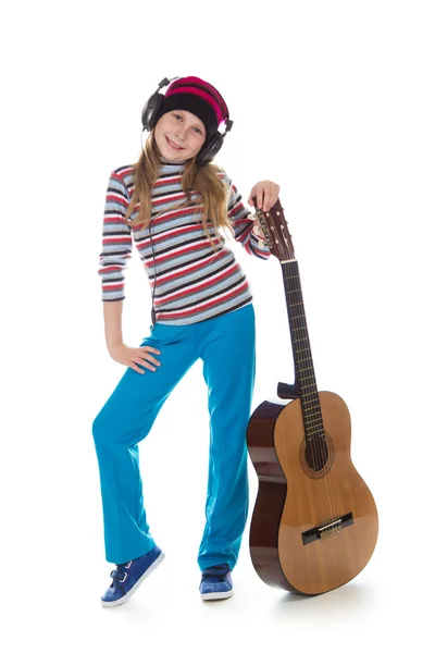 A menina em fones de ouvido com uma guitarra . — Fotografia de Stock
