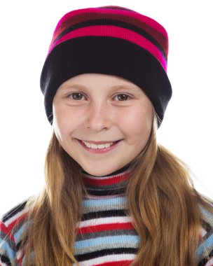 Güzel kız renkli çizgili şapka ve kazak.