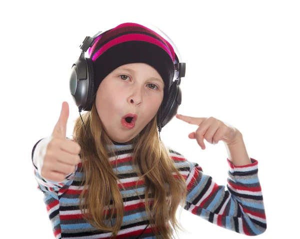 Дівчина з навушниками слухає музику . — стокове фото