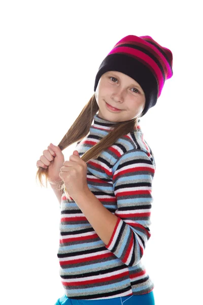 Schönes Mädchen mit farbig gestreiftem Hut und Pullover. — Stockfoto