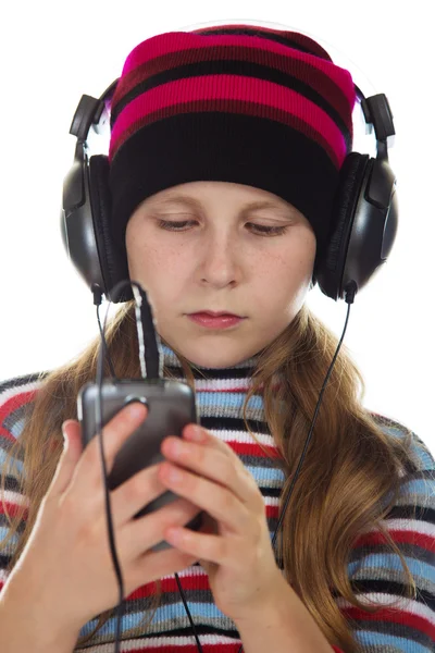 Mädchen mit Kopfhörern hört Musik. — Stockfoto