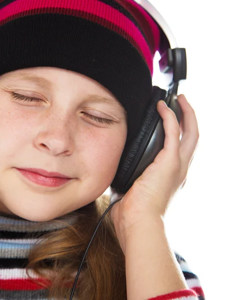 Flicka med hörlurar lyssnar på musik. — Stockfoto