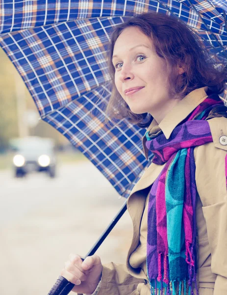 Mooi meisje op de weg. — Stockfoto