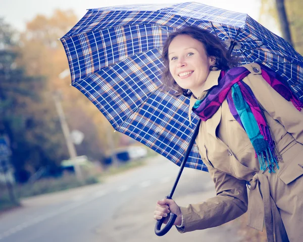 Beautiful girl on the road. — Stock Photo, Image