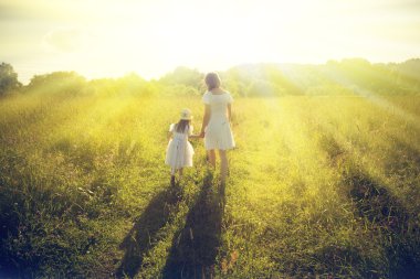 Anne ve kızı çayır on yürüyüş.