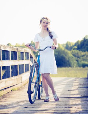 güzel bir kız bir bisiklet ile.