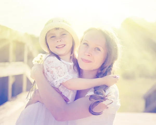 Filha abraçando mãe . — Fotografia de Stock