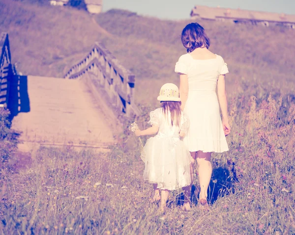 Mãe e filha andando no prado . — Fotografia de Stock