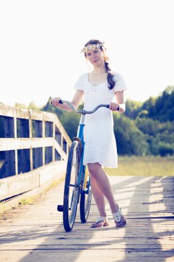 güzel bir kız bir bisiklet ile.