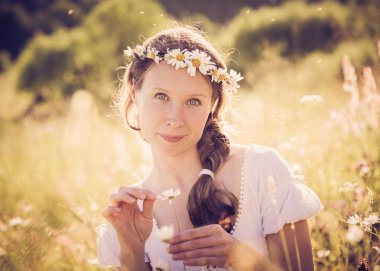 Kız yaz bir çayır üzerinde.