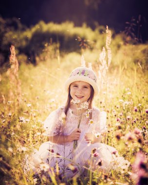 Kız yaz bir çayır üzerinde.