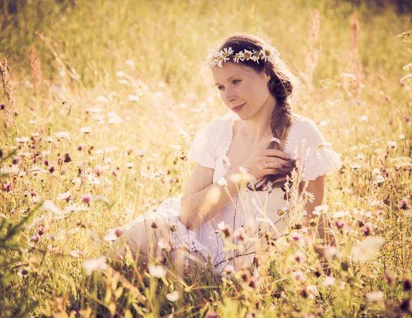 Kız yaz bir çayır üzerinde. — Stok fotoğraf
