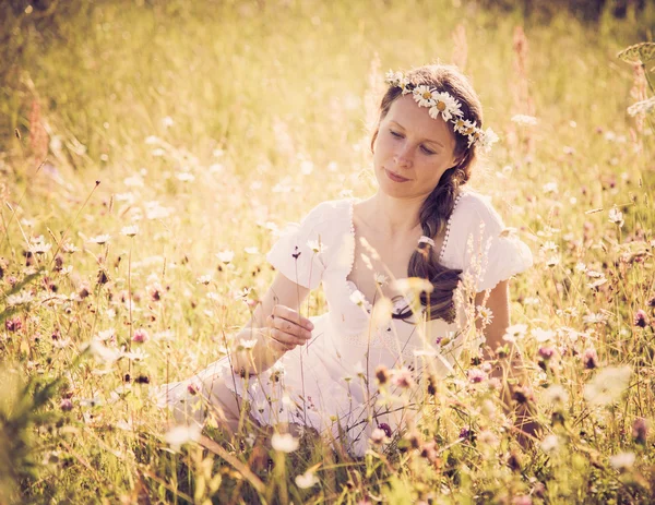 Menina em um prado no verão . — Fotografia de Stock