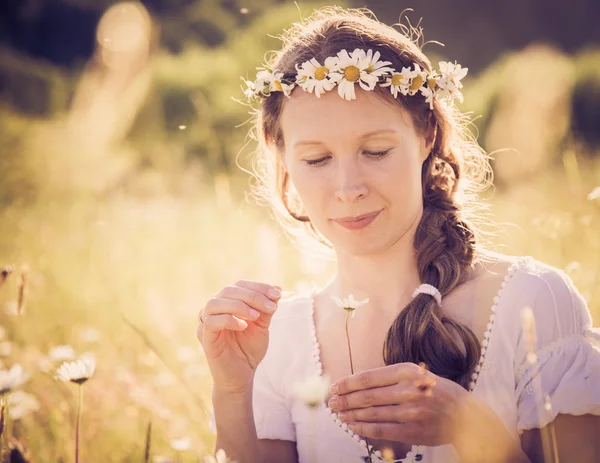 Meisje op een weide in de zomer. — Stockfoto