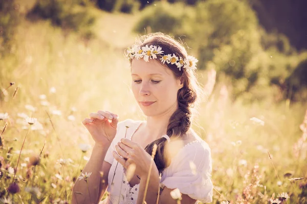 Dívka na louce v létě. — Stock fotografie