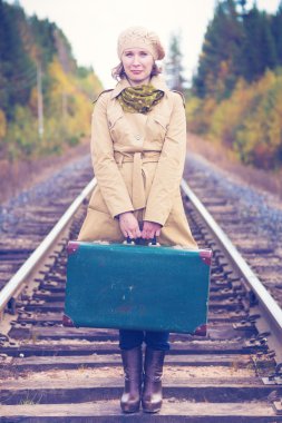 Demiryolu ile seyahat bavulla zarif kadın.