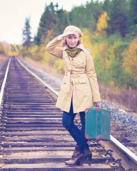 Elegante Frau mit Koffer auf Bahnreise. — Stockfoto