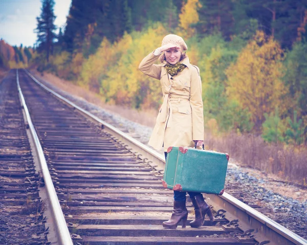 Mulher elegante com uma mala viajando de trem . — Fotografia de Stock