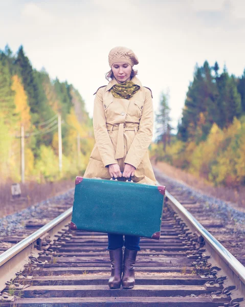 Demiryolu ile seyahat bavulla zarif kadın. — Stok fotoğraf