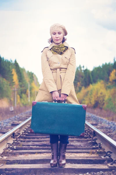 Elegante Frau mit Koffer auf Bahnreise. — Stockfoto