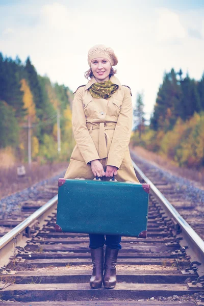 Demiryolu ile seyahat bavulla zarif kadın. — Stok fotoğraf