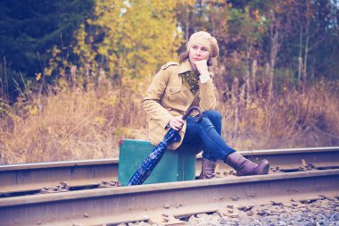 Demiryolu ile seyahat bavulla zarif kadın.