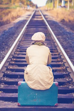 Demiryolu ile seyahat bavulla zarif kadın.