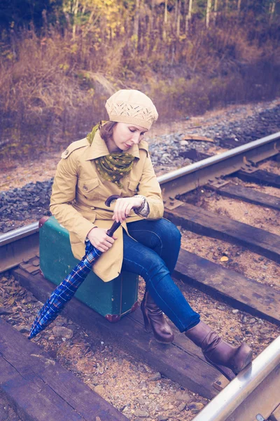 Elegante mujer con una maleta que viaja en tren . —  Fotos de Stock