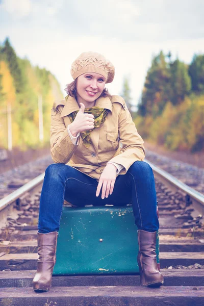 Elegante Frau mit Koffer auf Bahnreise. — Stockfoto