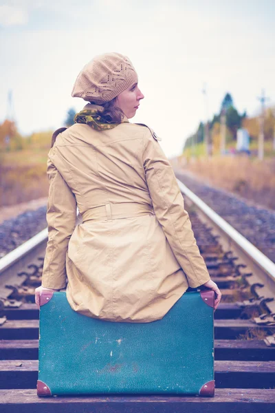 Elegancka kobieta z walizką podróżujących koleją. — Zdjęcie stockowe