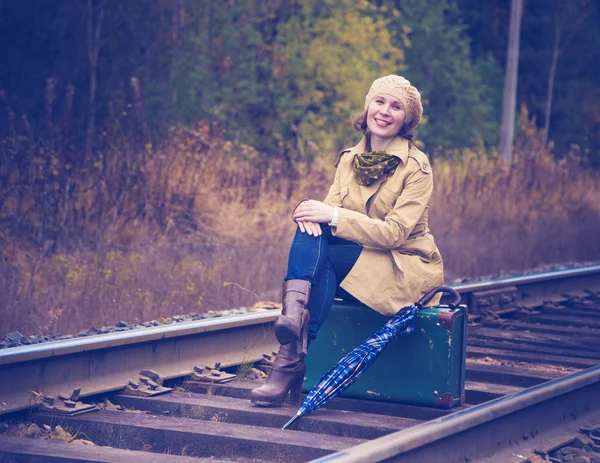 Elegante mujer con una maleta que viaja en tren . — Foto de Stock