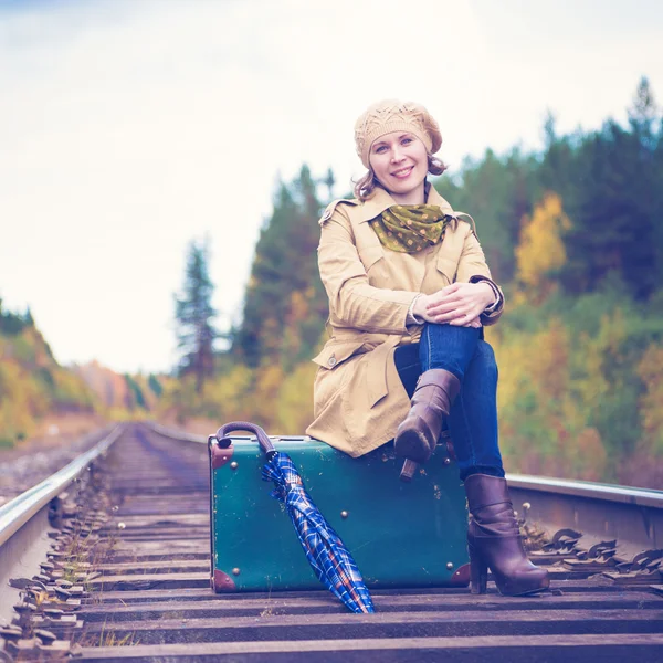 Elegante Frau mit Koffer auf Bahnreise. — Stockfoto
