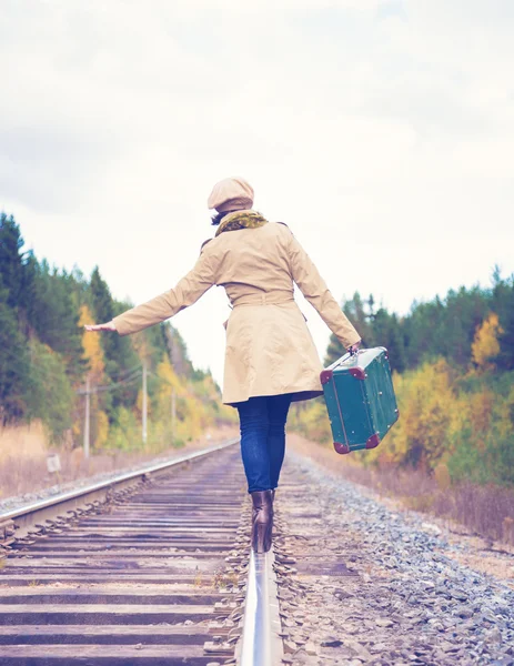 Elegante mujer con una maleta que viaja en tren . — Foto de Stock