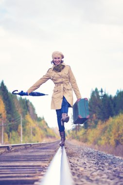 Demiryolu ile seyahat bavulla zarif kadın.