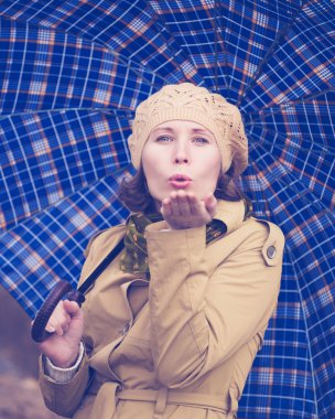 bir şemsiye ile güzel kız.